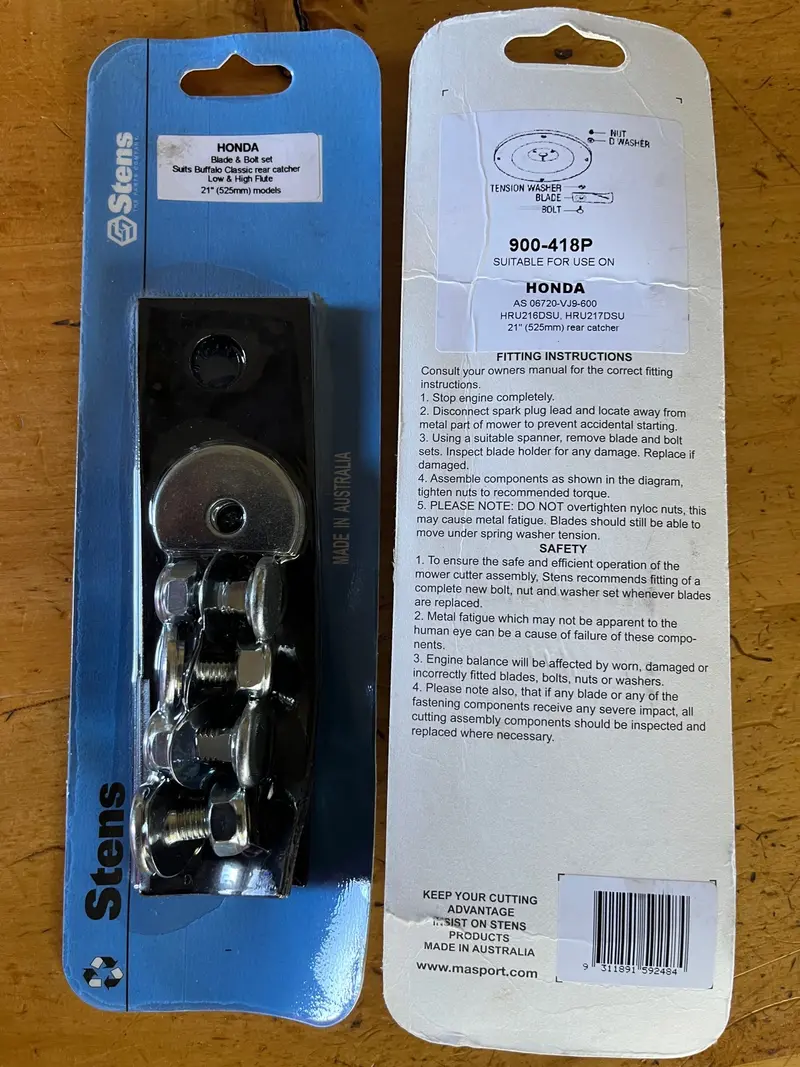Honda 21-Inch Rear Catcher Mower Blade And Bolt Kit 1